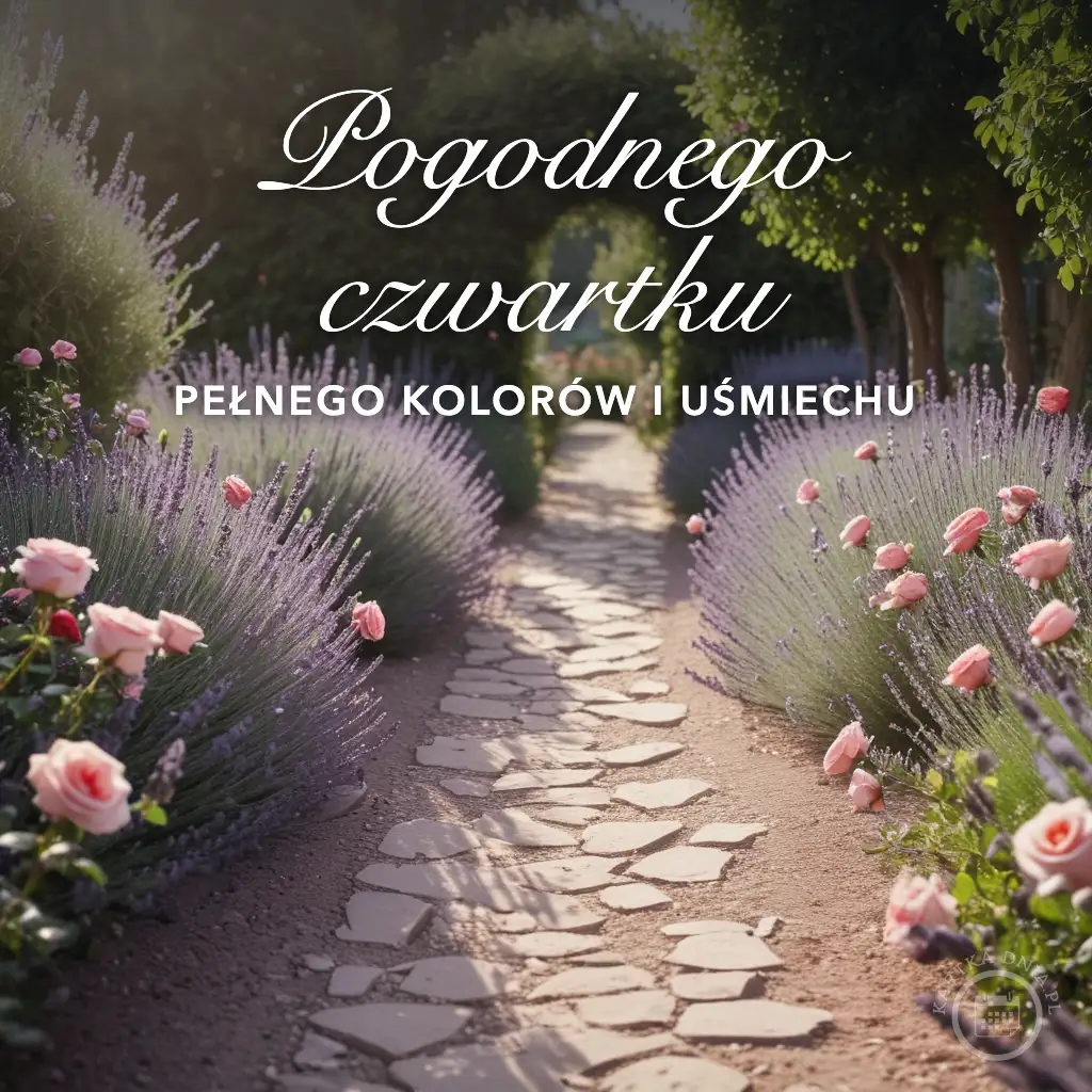 Kamienista ścieżka w ogrodzie otoczona fioletową lawendą i różowymi różami z napisem Pogodnego czwartku.