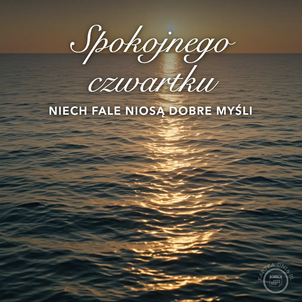 Widok na spokojne morze o zachodzie słońca z napisem Spokojnego czwartku i Niech fale niosą dobre myśli.